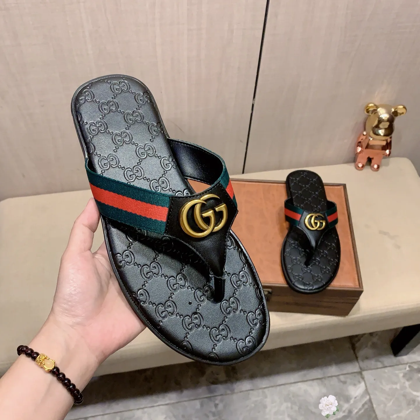 Slippers: New model: Factory price: 260💰💰🎩🎩🔥🔥《 Gucci* 》Series of slippers top purchasing agent🔍🔍Sold at the same time for men, original Italian imported webbing made of selected cowhide, exquisite workmanship,), sole: (super comfortable) original factory special sole, ⚠️exclusive double-layer movable molded sole super comfortable⚠️, real shot🎬the real thing is more beautiful🔍🔍266 regular code 38-44, can be ordered 45.